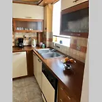 Elina's Spacious In With Private Parking Апартаменты