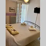 Elina's Spacious In With Private Parking Патра