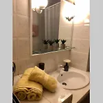 Elina's Spacious In With Private Parking *