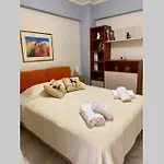 Elina's Spacious In With Private Parking Апартаменты *
