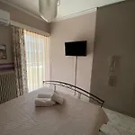 Elina's Spacious In With Private Parking * Патра