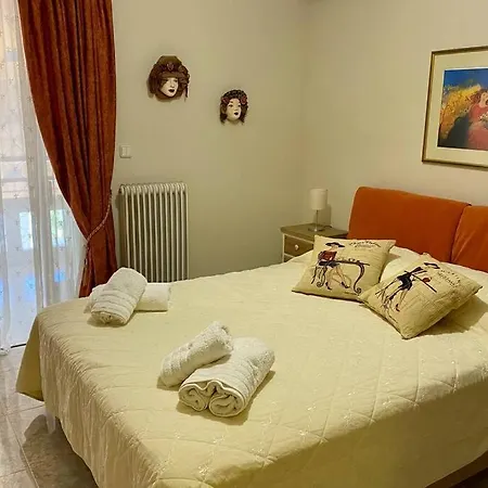 Elina's Spacious In With Private Parking شقة