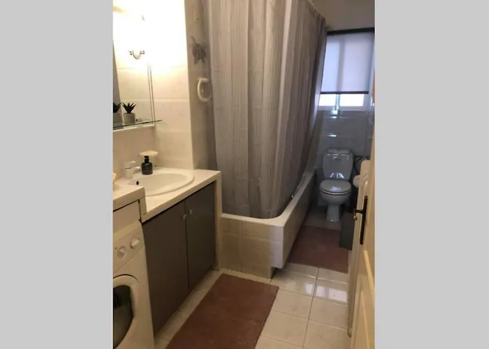 Elina's Spacious In With Private Parking