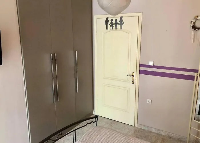 Elina's Spacious In With Private Parking *