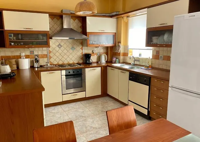 شقة Elina's Spacious In With Private Parking باترا