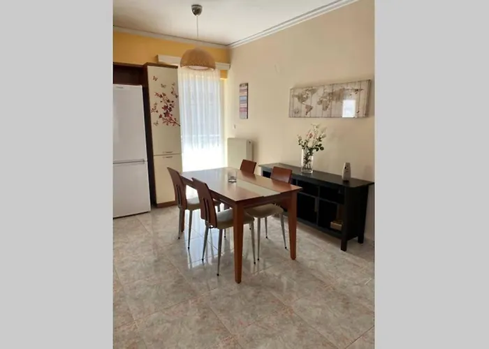 Elina's Spacious In With Private Parking باترا