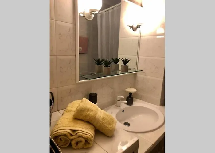 Elina's Spacious In With Private Parking *