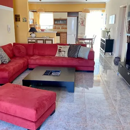 Elina's Spacious In With Private Parking Apartment