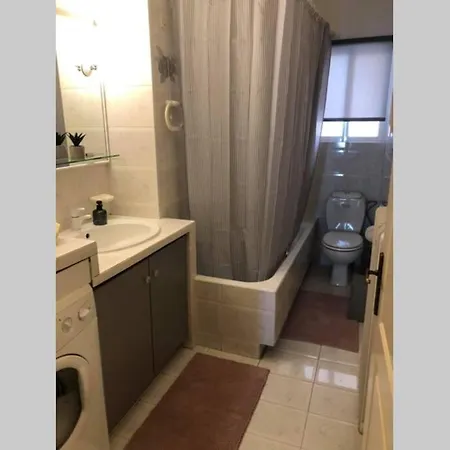 Elina's Spacious In With Private Parking