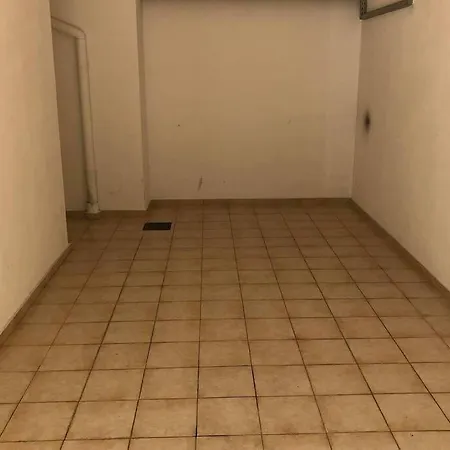 Elina's Spacious In With Private Parking