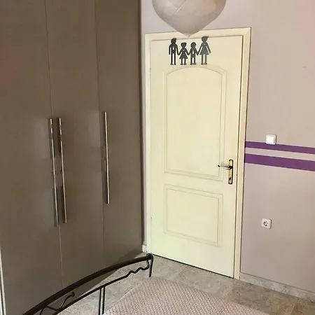 Elina's Spacious In With Private Parking *