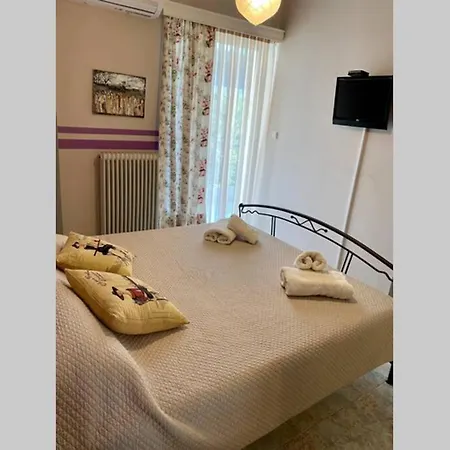 Elina's Spacious In With Private Parking Patras