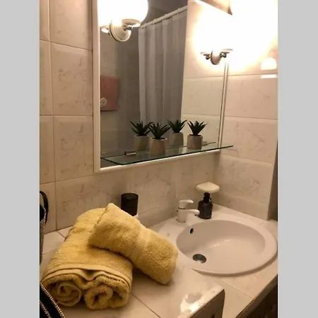 Elina's Spacious In With Private Parking *