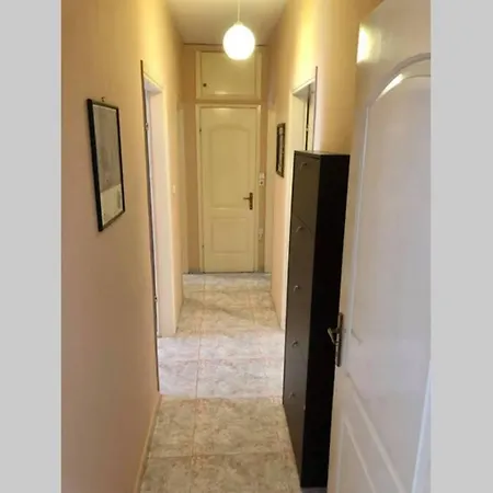 Elina's Spacious In With Private Parking