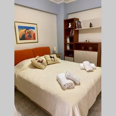 Elina's Spacious In With Private Parking Apartment *