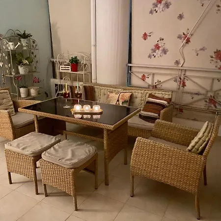 Elina's Spacious In With Private Parking