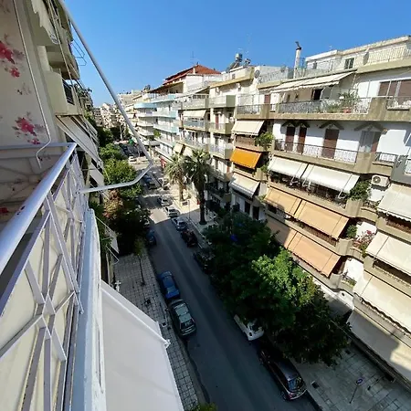 Elina's Spacious In With Private Parking Apartment