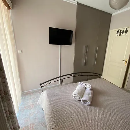 Elina's Spacious In With Private Parking Patras