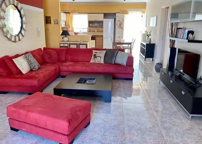 Elina's Spacious In With Private Parking Апартаменты