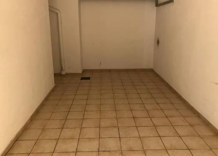 Elina's Spacious In With Private Parking