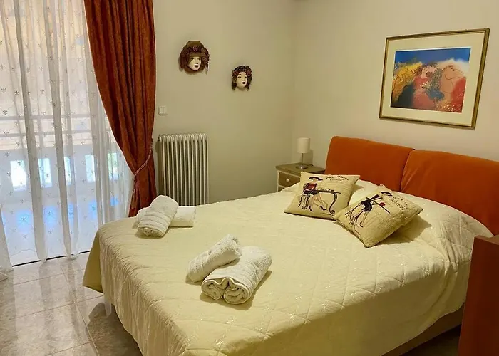Elina's Spacious In With Private Parking Apartament