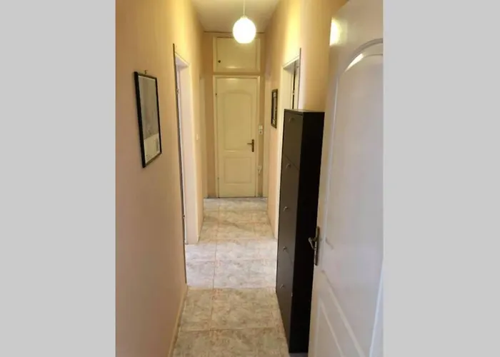 Elina's Spacious In With Private Parking