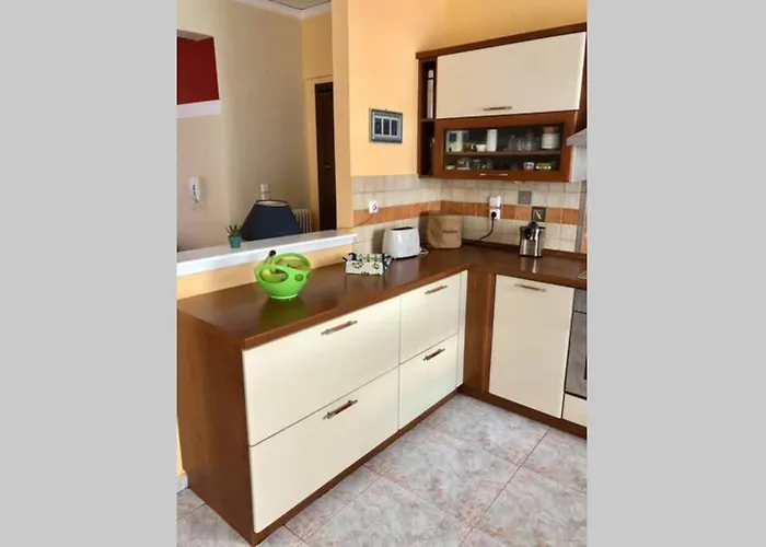 Elina's Spacious In With Private Parking *