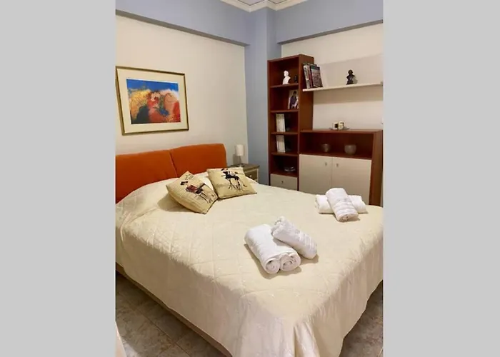 Elina's Spacious In With Private Parking Apartament *